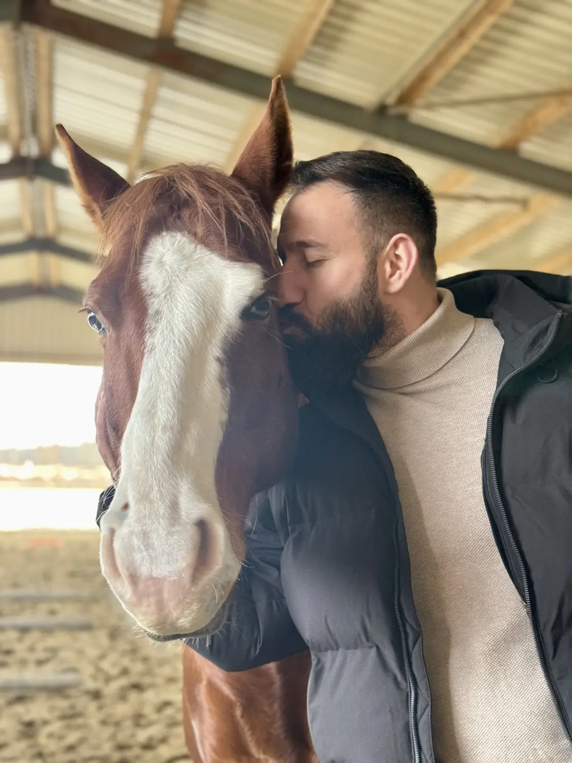 Mann küsst Pferd von GlueMaManufaktur von Franziska Schewe