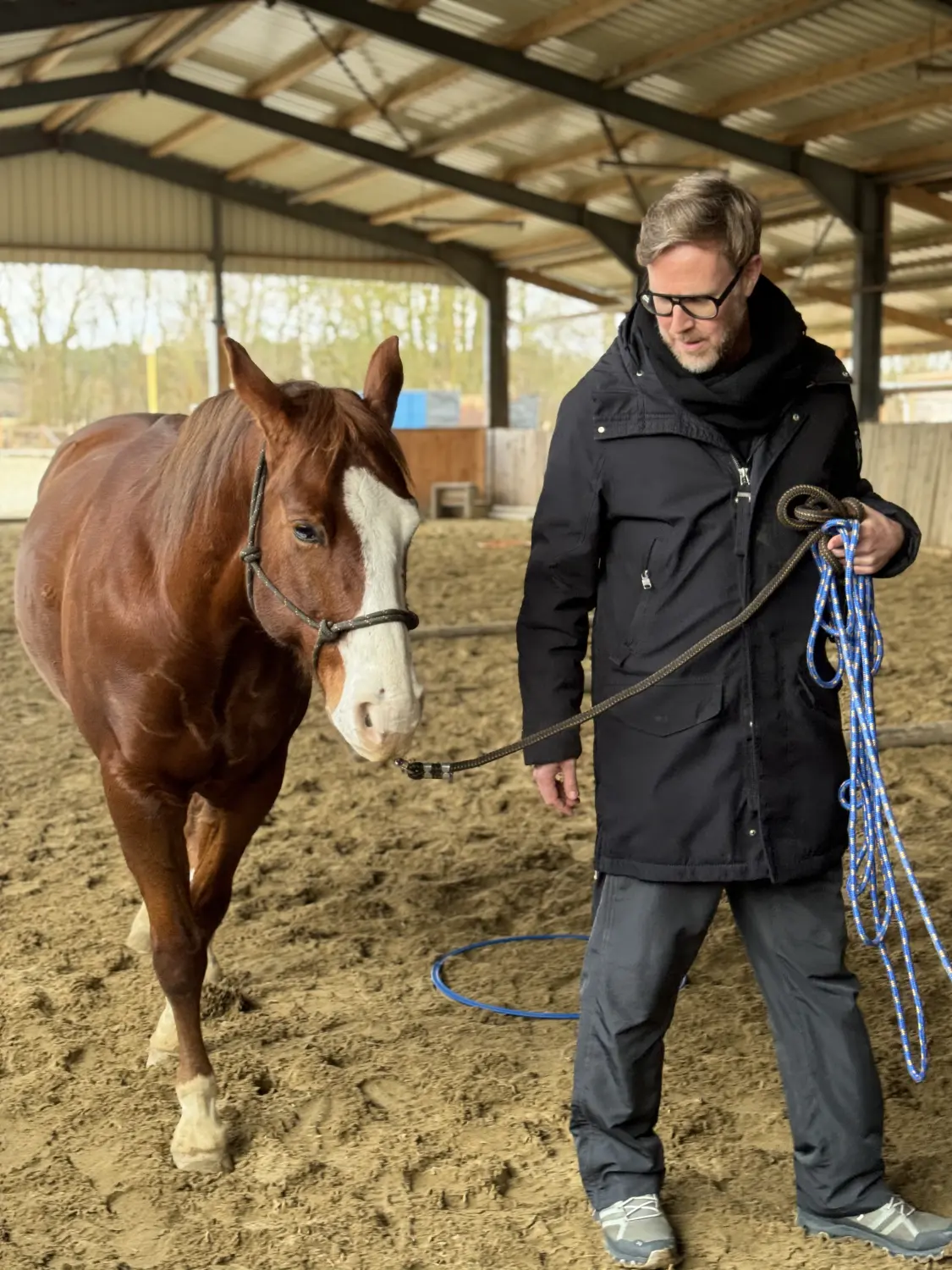 Mann mit Pferd von GlueMaManufaktur von Franziska Schewe