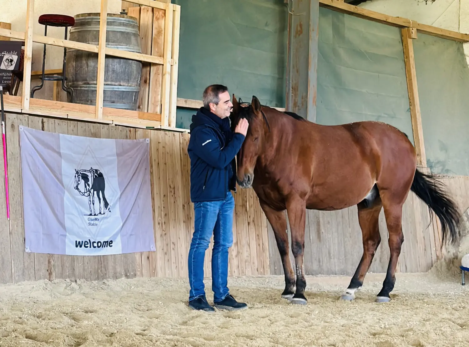 Mann küsst Pferd von GlueMaManufaktur von Franziska Schewe